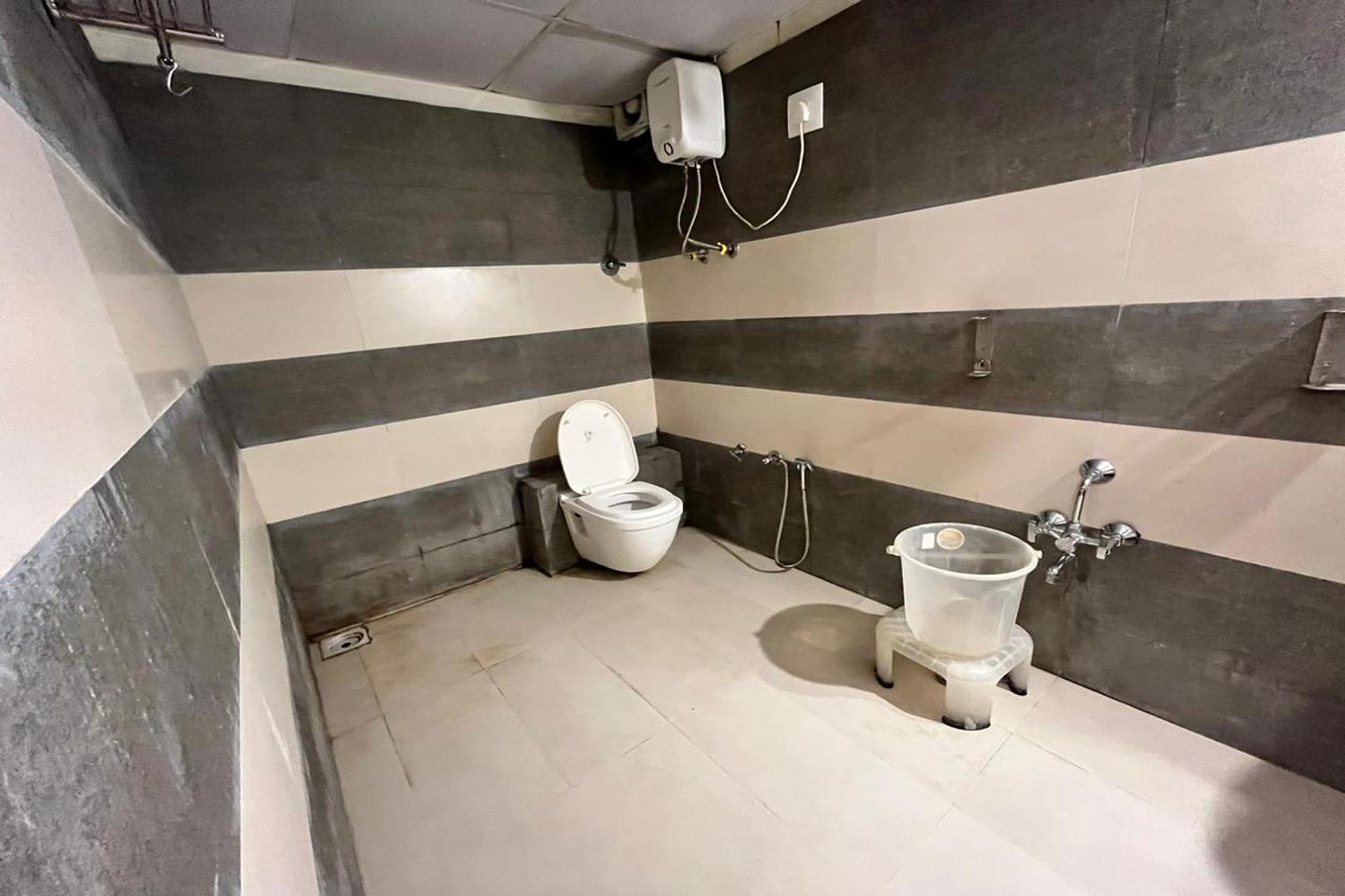 Hotel Kalyan Palace Batwa Exterior photo