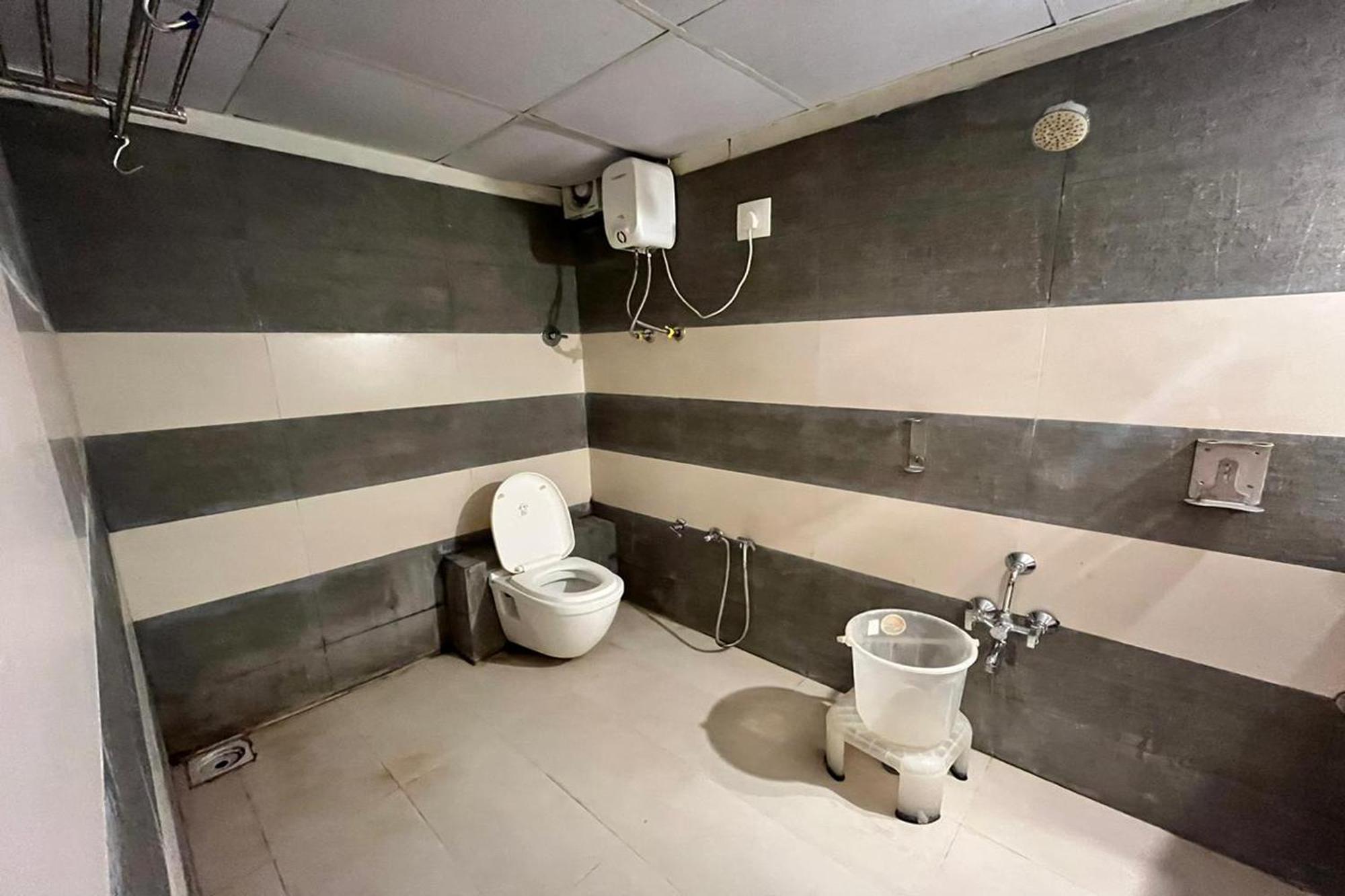 Hotel Kalyan Palace Batwa Exterior photo